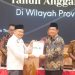 Bupati Muaro Jambi menerima Laporan Hasil Pemeriksaan LKPD Tahun Anggaran 2024 dari Kepala BPK RI Perwakilan Provinsi Jambi dalam acara penyerahan opini WTP, Senin (16/6/2025). (Dok. Kominfo)