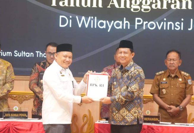 Bupati Muaro Jambi menerima Laporan Hasil Pemeriksaan LKPD Tahun Anggaran 2024 dari Kepala BPK RI Perwakilan Provinsi Jambi dalam acara penyerahan opini WTP, Senin (16/6/2025). (Dok. Kominfo)