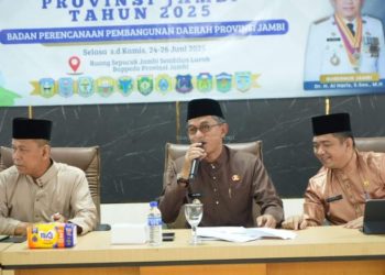 Wakil Bupati Muaro Jambi Junaidi Mahir (tengah) memaparkan strategi penurunan stunting dalam kegiatan Pra Penilaian Kinerja Percepatan Penurunan Stunting Provinsi Jambi Tahun 2025 di Kantor Bappeda Provinsi Jambi, Selasa (24/6/2025). (Dok. Kominfo)