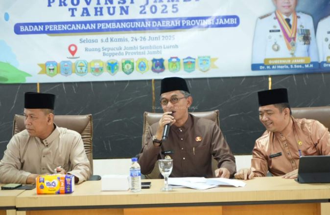 Wakil Bupati Muaro Jambi Junaidi Mahir (tengah) memaparkan strategi penurunan stunting dalam kegiatan Pra Penilaian Kinerja Percepatan Penurunan Stunting Provinsi Jambi Tahun 2025 di Kantor Bappeda Provinsi Jambi, Selasa (24/6/2025). (Dok. Kominfo)