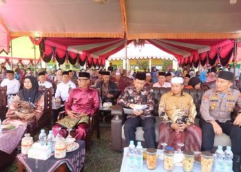 Bupati Muaro Jambi Bambang Bayu Suseno (tengah, batik) menghadiri Haflah Akhirussanah dan Wisuda Santri ke-XIV Pondok Pesantren Al Anwar di Desa Petanang, Kecamatan Kumpeh, Selasa (24/6/2025). (Dok. Kominfo)