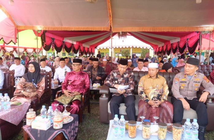 Bupati Muaro Jambi Bambang Bayu Suseno (tengah, batik) menghadiri Haflah Akhirussanah dan Wisuda Santri ke-XIV Pondok Pesantren Al Anwar di Desa Petanang, Kecamatan Kumpeh, Selasa (24/6/2025). (Dok. Kominfo)