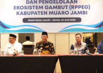 Bupati Muaro Jambi Bambang Bayu Suseno (dua dari kiri) membuka Sosialisasi Penyusunan Dokumen RPPEG Kabupaten Muaro Jambi di Hotel Aston Jambi, Kamis (26/6/2025). (Dok. Kominfo)