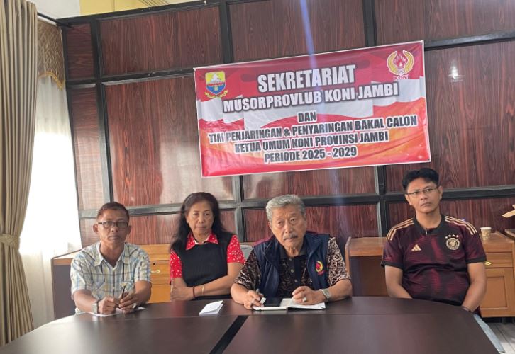 Tim Penjaringan dan Penyaringan KONI Provinsi Jambi saat menyampaikan hasil verifikasi calon Ketua Umum KONI Jambi periode 2025–2029 di Sekretariat Musorprovlub, Sabtu (28/6/2025). (Dok. Daus)