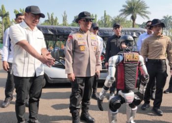 Robot Humanoid beratribut Polri berinteraksi dengan jajaran kepolisian dalam gladi kotor Hari Bhayangkara ke-79 di Monas, Jakarta, Selasa (24/6/2025). (Dok. TBnews)