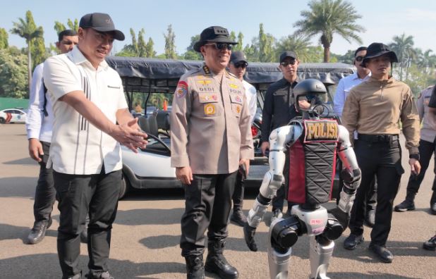 Robot Humanoid beratribut Polri berinteraksi dengan jajaran kepolisian dalam gladi kotor Hari Bhayangkara ke-79 di Monas, Jakarta, Selasa (24/6/2025). (Dok. TBnews)