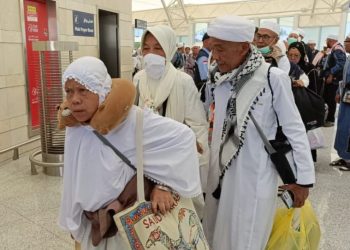 Sejumlah jamaah haji Indonesia antre di area keberangkatan Bandara King Abdulaziz, Jeddah, sebelum kembali ke Tanah Air pada fase pemulangan gelombang pertama, Kamis (26/6/2025).
