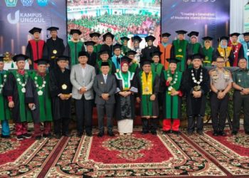 Gubernur Jambi Al Haris bersama jajaran pimpinan Universitas Islam Negeri (UIN) Sultan Thaha Saifuddin Jambi dan tamu undangan dalam wisuda ke-69 program sarjana, ke-42 magister, dan ke-18 doktor, Sabtu (28/6/2025). (Dok. Yola)