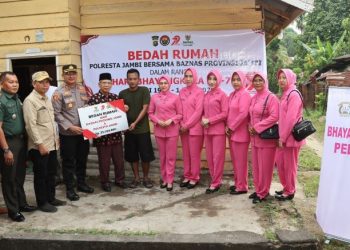 Wakapolresta Jambi AKBP Nurhadiansyah menyerahkan bantuan bedah rumah secara simbolis kepada warga bersama perwakilan Baznas, Bhayangkari, dan unsur TNI di Kelurahan Lebak Bandung, Kota Jambi, Sabtu (28/6/2025). (Dok. Nahar)