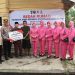 Wakapolresta Jambi AKBP Nurhadiansyah menyerahkan bantuan bedah rumah secara simbolis kepada warga bersama perwakilan Baznas, Bhayangkari, dan unsur TNI di Kelurahan Lebak Bandung, Kota Jambi, Sabtu (28/6/2025). (Dok. Nahar)