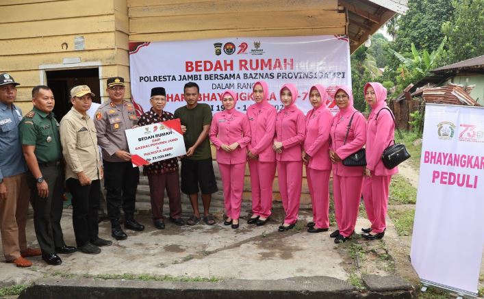 Wakapolresta Jambi AKBP Nurhadiansyah menyerahkan bantuan bedah rumah secara simbolis kepada warga bersama perwakilan Baznas, Bhayangkari, dan unsur TNI di Kelurahan Lebak Bandung, Kota Jambi, Sabtu (28/6/2025). (Dok. Nahar)