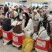 Jamaah haji Indonesia menunggu jadwal keberangkatan di terminal Bandara Arab Saudi dengan koper beridentitas kloter. Mayoritas di antaranya merupakan perempuan dan lansia. (Makkah, 2025). (Dok. mui.or.id)