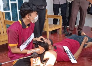 Tersangka AFY memperagakan salah satu adegan saat rekonstruksi kasus pembunuhan berencana terhadap korban RH di kosan kawasan Payo Lebar, Jambi, Senin (30/6/2026). (Dok. Nahar)