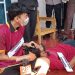 Tersangka AFY memperagakan salah satu adegan saat rekonstruksi kasus pembunuhan berencana terhadap korban RH di kosan kawasan Payo Lebar, Jambi, Senin (30/6/2026). (Dok. Nahar)