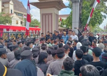 Warga Desa Puding menggelar aksi unjuk rasa di depan Mapolda Jambi, Senin (30/6/2025) (Dok. Stepanus)