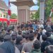 Warga Desa Puding menggelar aksi unjuk rasa di depan Mapolda Jambi, Senin (30/6/2025) (Dok. Stepanus)