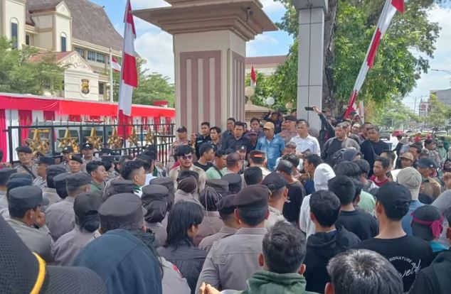 Warga Desa Puding menggelar aksi unjuk rasa di depan Mapolda Jambi, Senin (30/6/2025) (Dok. Stepanus)