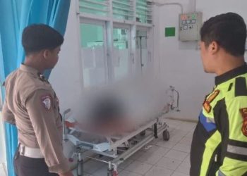 Dua anggota Satlantas Polres Tanjab Timur memantau kondisi korban kecelakaan lalu lintas tunggal yang dilarikan ke RS Nurdin Hamzah, Senin (30/6/2025).(Dok. Satlantas Polres Tanjab Timur)