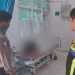 Dua anggota Satlantas Polres Tanjab Timur memantau kondisi korban kecelakaan lalu lintas tunggal yang dilarikan ke RS Nurdin Hamzah, Senin (30/6/2025).(Dok. Satlantas Polres Tanjab Timur)