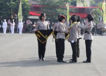 Petugas menanggalkan tanda siswa kepada peserta didik dalam Upacara Penutupan Pendidikan Bintara Polwan dan Bakomsus T.A. 2025 di Sepolwan Lemdiklat Polri, Rabu (4/6/2025). (Dok, Tribrata)