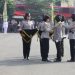 Petugas menanggalkan tanda siswa kepada peserta didik dalam Upacara Penutupan Pendidikan Bintara Polwan dan Bakomsus T.A. 2025 di Sepolwan Lemdiklat Polri, Rabu (4/6/2025). (Dok, Tribrata)