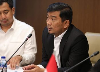 Anggota DPR RI dari Dapil Jambi, Rocky Candra, memberikan keterangan kepada media terkait capaian Cadangan Beras Pemerintah yang mencapai rekor 4 juta ton di Ruang Rapat DPR RI. Kamis (29/5/2025). (Dok. Rocky)