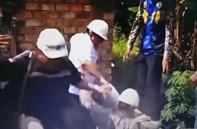 Tangkapan layar video Maulana dan rombongan terperosok ke lubang berlumpur saat meninjau proyek pengendalian banjir di Kenali Asam Bawah, Rabu (6/6/2025). (Dok. SS Akun instgaram Jambisharing)