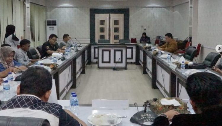 Pansus I DPRD Kota Jambi menggelar Rapat Dengar Pendapat bersama sejumlah OPD untuk membahas temuan LHP BPK Tahun 2024 di Ruang Rapat B DPRD Kota Jambi, Rabu (4/6/2025). (dok. Humas DPRD Kota Jambi)