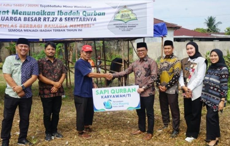 Dirut Perumdam Tirta Mayang, Dwike Riantara (kanan), secara simbolis menyerahkan hewan kurban kepada panitia pelaksana di lingkungan warga RT 27 Kota Jambi, Kamis (5/6/2025). (Dok. Yola)