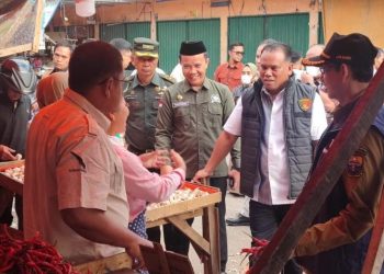 Wakil Direktur Reskrimsus Polda Jambi, AKBP Taufik Nurmandia (berompi hitam-putih), bersama jajaran Satgas Pangan melakukan pemantauan harga bahan pokok di Pasar Tradisional Kota Jambi menjelang Iduladha, Kamis (5/6/2025). (Dok. nahar)