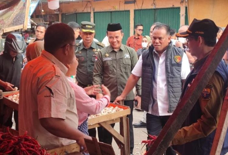 Wakil Direktur Reskrimsus Polda Jambi, AKBP Taufik Nurmandia (berompi hitam-putih), bersama jajaran Satgas Pangan melakukan pemantauan harga bahan pokok di Pasar Tradisional Kota Jambi menjelang Iduladha, Kamis (5/6/2025). (Dok. nahar)