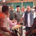 Wakil Direktur Reskrimsus Polda Jambi, AKBP Taufik Nurmandia (berompi hitam-putih), bersama jajaran Satgas Pangan melakukan pemantauan harga bahan pokok di Pasar Tradisional Kota Jambi menjelang Iduladha, Kamis (5/6/2025). (Dok. nahar)