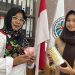 Arumingtyas Khoni Dahlia (kanan), siswi SMAN 3 Kota Jambi yang juga atlet karate, menyerahkan tabungan hasil prestasinya untuk berkurban didampingi gurunya, Kamis (5/6/2025). (Dok. Yola)