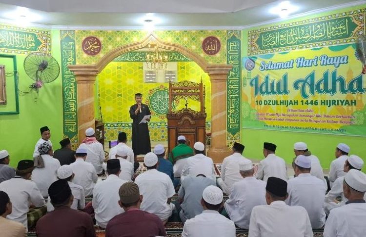 Ustaz Warhan Tanjung, S.Ag. saat menyampaikan khutbah pada Salat Idul Adha 1446 Hijriah di Masjid At-Taubah, Lapas Kelas IIA Jambi, Jumat (6/6/2025). (Dok. Daus)