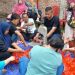 Warga dan relawan tim Misoan Diva dan Catering Diva bersama-sama mengemas daging kurban dalam kegiatan distribusi 1.000 paket daging di Kelurahan Kebun Handil, Kecamatan Jelutung, Kota Jambi, Jumat (6/6/2025). (Foto: Yola)