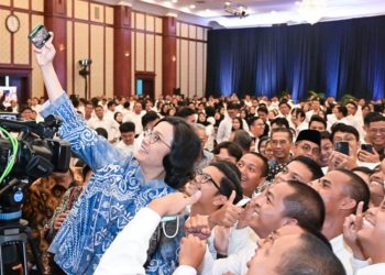 Menteri Keuangan Sri Mulyani Indrawati berswafoto bersama 1.037 CPNS Kemenkeu dalam acara Orientasi Pegawai Baru Tahun 2025 di Jakarta, Kamis (5/6/2025). (Dok. Kemenkeu)