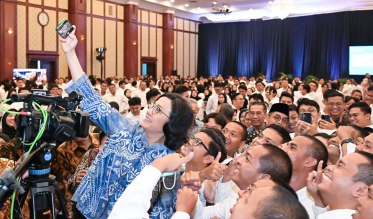 Menteri Keuangan Sri Mulyani Indrawati berswafoto bersama 1.037 CPNS Kemenkeu dalam acara Orientasi Pegawai Baru Tahun 2025 di Jakarta, Kamis (5/6/2025). (Dok. Kemenkeu)