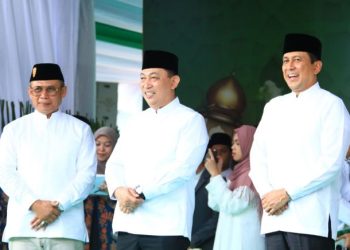 Kapolri Jenderal Listyo Sigit Prabowo (tengah) bersama jajaran pejabat Polri saat penyerahan simbolis hewan kurban dalam rangka Iduladha 1446 H di Mabes Polri, Jumat (6/6/2025). (Dok. Mediahubpolri)
