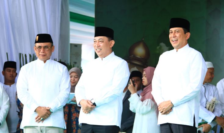 Kapolri Jenderal Listyo Sigit Prabowo (tengah) bersama jajaran pejabat Polri saat penyerahan simbolis hewan kurban dalam rangka Iduladha 1446 H di Mabes Polri, Jumat (6/6/2025). (Dok. Mediahubpolri)