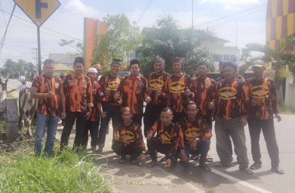 Para anggota Pemuda Pancasila Kab.Tanjab Barat berfoto bersama seusai pelaksanaan penyembelihan hewan kurban di Hari Raya Iduladha 1446 Hijriah, Sabtu (7/6/2025). (Dok. Pemuda PancasilaTanjab Barat)
