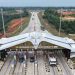 Gerbang Tol Muaro Sebapo di ruas Tol Bayung Lencir – Tempino tampak ramai dilintasi kendaraan selama libur Idul Adha 1446 H, Jumat (6/6/2025). (Dok. Akun instagram @HutamaKarya)