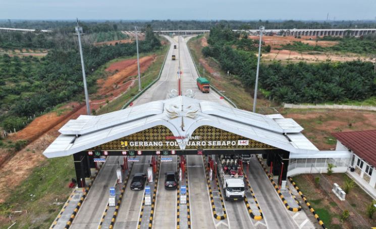 Gerbang Tol Muaro Sebapo di ruas Tol Bayung Lencir – Tempino tampak ramai dilintasi kendaraan selama libur Idul Adha 1446 H, Jumat (6/6/2025). (Dok. Akun instagram @HutamaKarya)