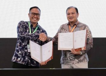 Mustain Mahrus dari Schneider Electric dan Bambang Hendrawan dari Politeknik Negeri Batam menandatangani Nota Kesepahaman dalam acara Schneider Electric Innovation Day Batam 2025 (Dok. Schneider Electric)