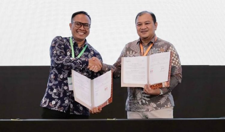 Mustain Mahrus dari Schneider Electric dan Bambang Hendrawan dari Politeknik Negeri Batam menandatangani Nota Kesepahaman dalam acara Schneider Electric Innovation Day Batam 2025 (Dok. Schneider Electric)