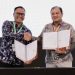 Mustain Mahrus dari Schneider Electric dan Bambang Hendrawan dari Politeknik Negeri Batam menandatangani Nota Kesepahaman dalam acara Schneider Electric Innovation Day Batam 2025 (Dok. Schneider Electric)