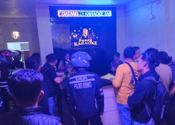 Petugas Polres Kerinci saat melakukan pemeriksaan di meja resepsionis Karaoke Fanny dalam razia tempat hiburan malam, Sabtu (7/6/2025) malam. (Dok. Humas Polres Kerinci)