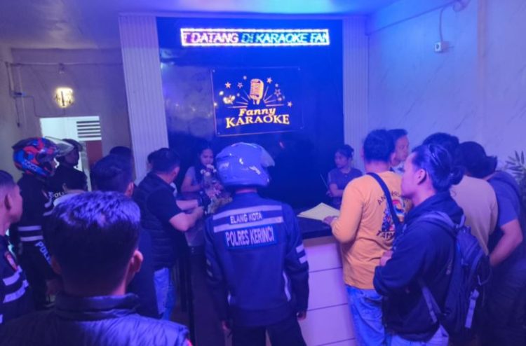 Petugas Polres Kerinci saat melakukan pemeriksaan di meja resepsionis Karaoke Fanny dalam razia tempat hiburan malam, Sabtu (7/6/2025) malam. (Dok. Humas Polres Kerinci)