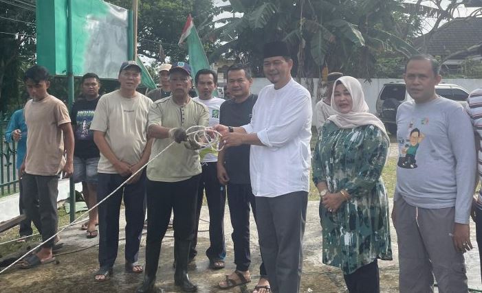 Ketua DPW PKB Jambi Elpisina dan pengurus partai saat prosesi penyembelihan hewan kurban di Sekretariat DPW PKB Jambi, Sabtu (25/6/2025). (Dok. Daus)