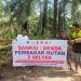 Bhabinkamtibmas Polsek Maro Sebo Ilir bersama Babinsa dan warga Desa Bukit Sari memasang spanduk larangan pembakaran hutan dan lahan sebagai bagian dari sosialisasi pencegahan Karhutla, Sabtu (7/6/2025). (Dok. Humas Polsek Maro Sebo Ilir)