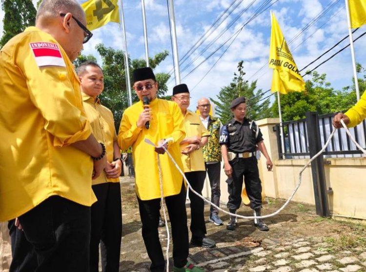 H. Ivan Wirata, Ketua DPD Partai Golkar Muaro Jambi dan Wakil Ketua DPRD Provinsi Jambi, menyerahkan secara simbolis hewan kurban di Kantor DPD Partai Golkar Provinsi Jambi, Sabtu (7/6/2025). (Foto: Stepanus)